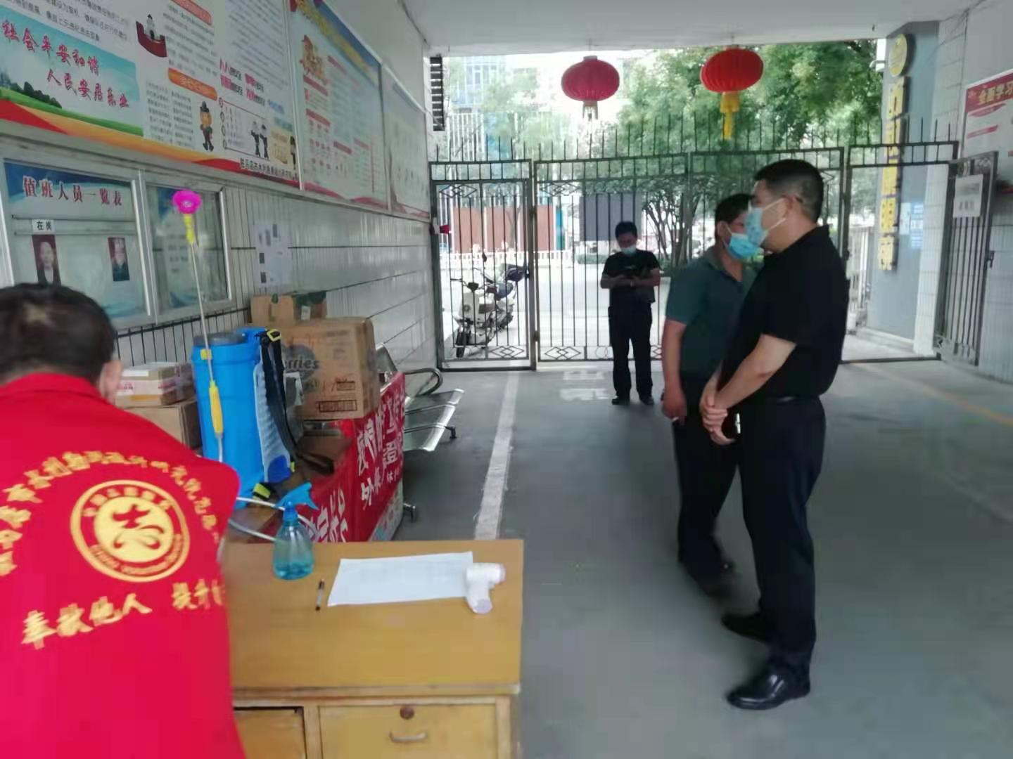 設(shè)計院秦院長到家屬院1.jpg 設(shè)計院秦院長到家屬院1.jpg